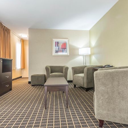 Quality Inn & Suites Downtown Windsor Exteriör bild