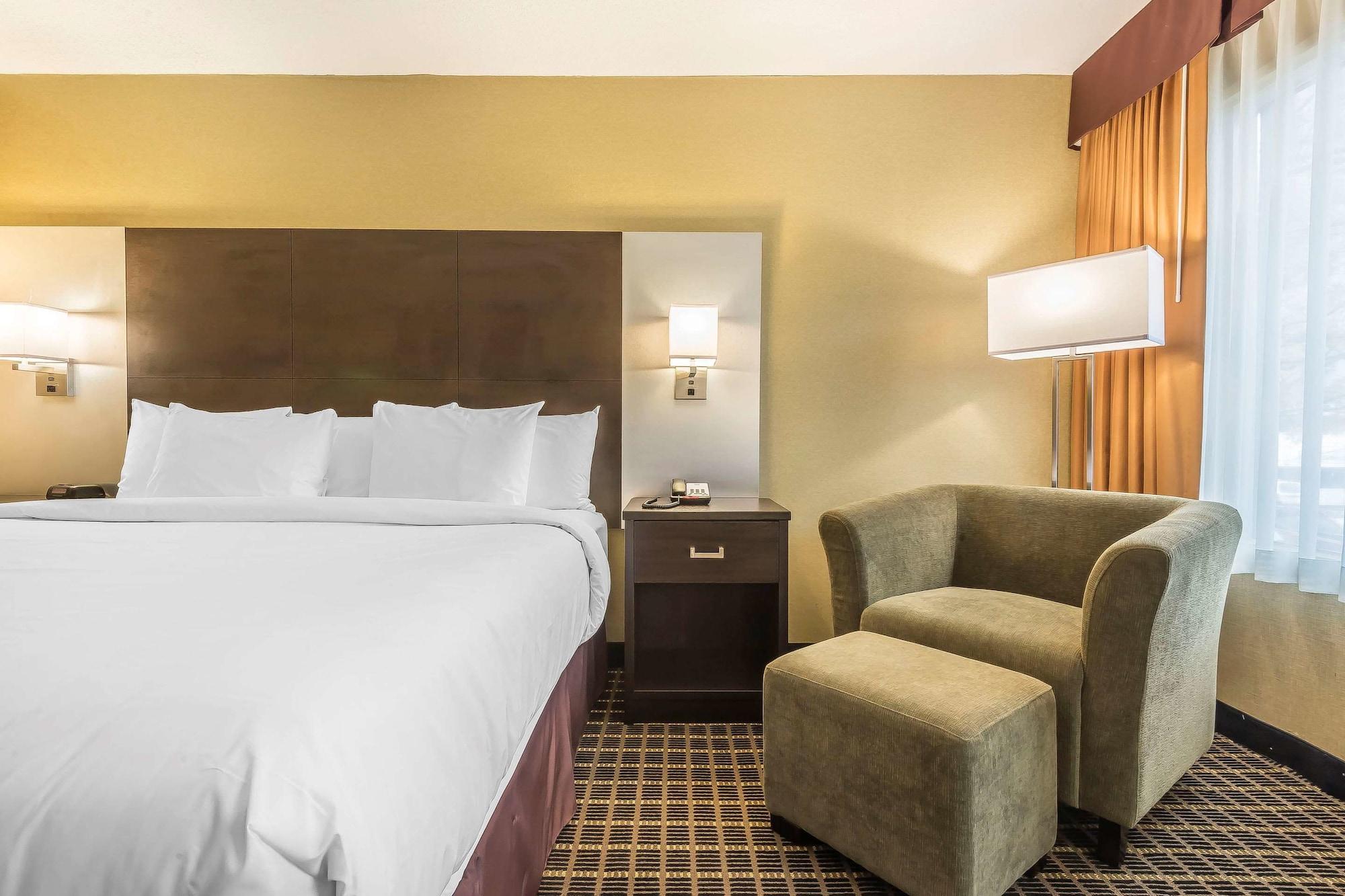 Quality Inn & Suites Downtown Windsor Exteriör bild
