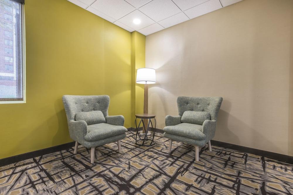 Quality Inn & Suites Downtown Windsor Exteriör bild