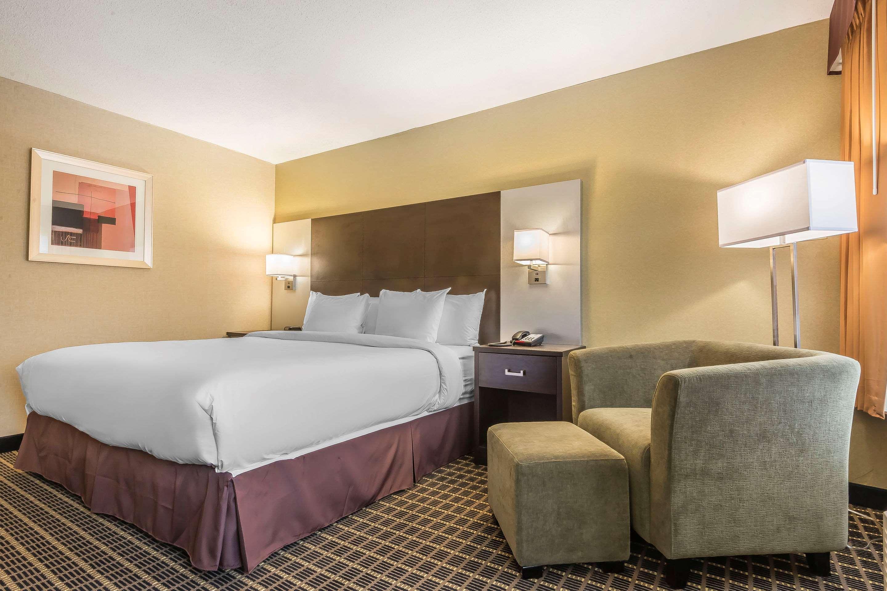 Quality Inn & Suites Downtown Windsor Exteriör bild