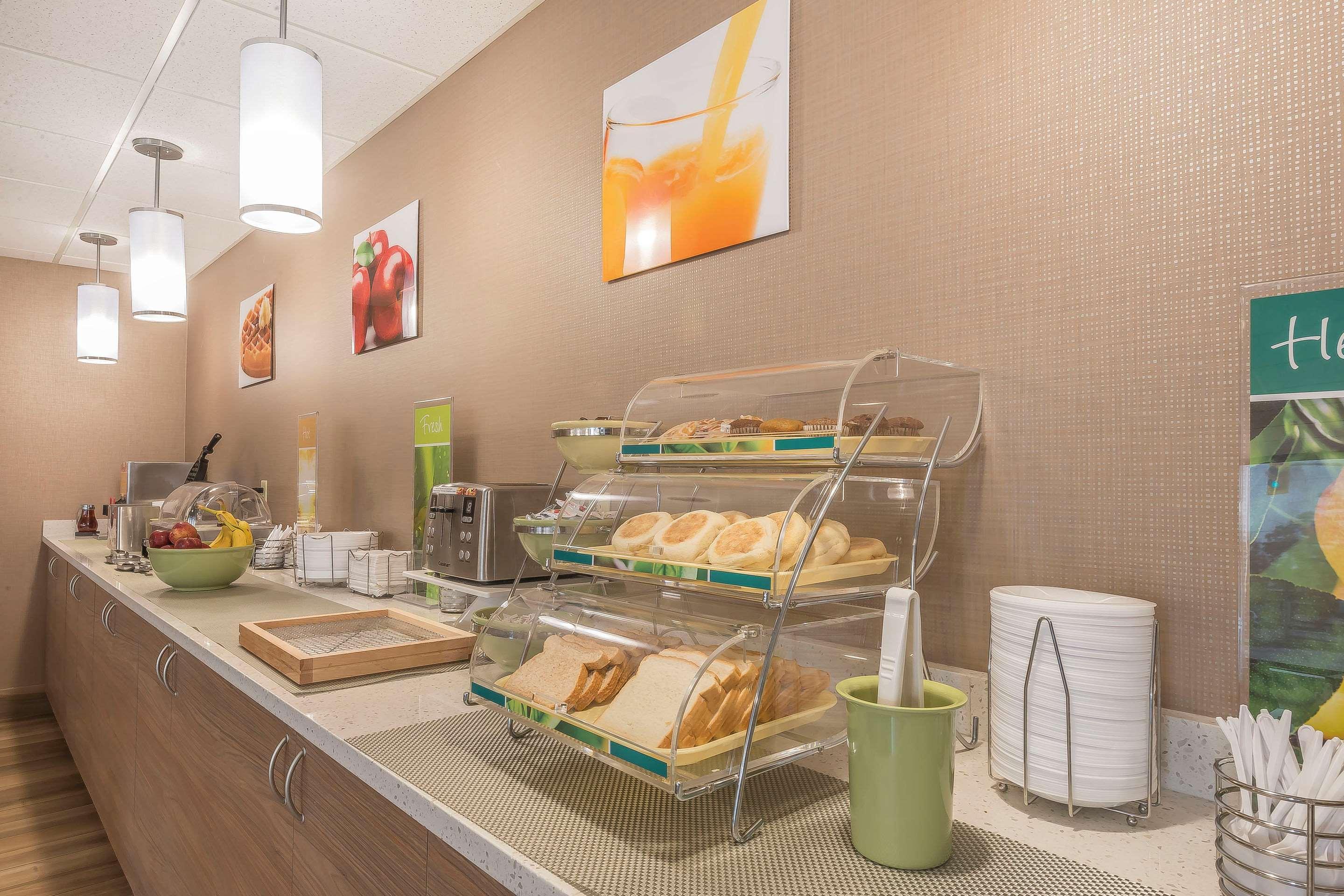 Quality Inn & Suites Downtown Windsor Exteriör bild