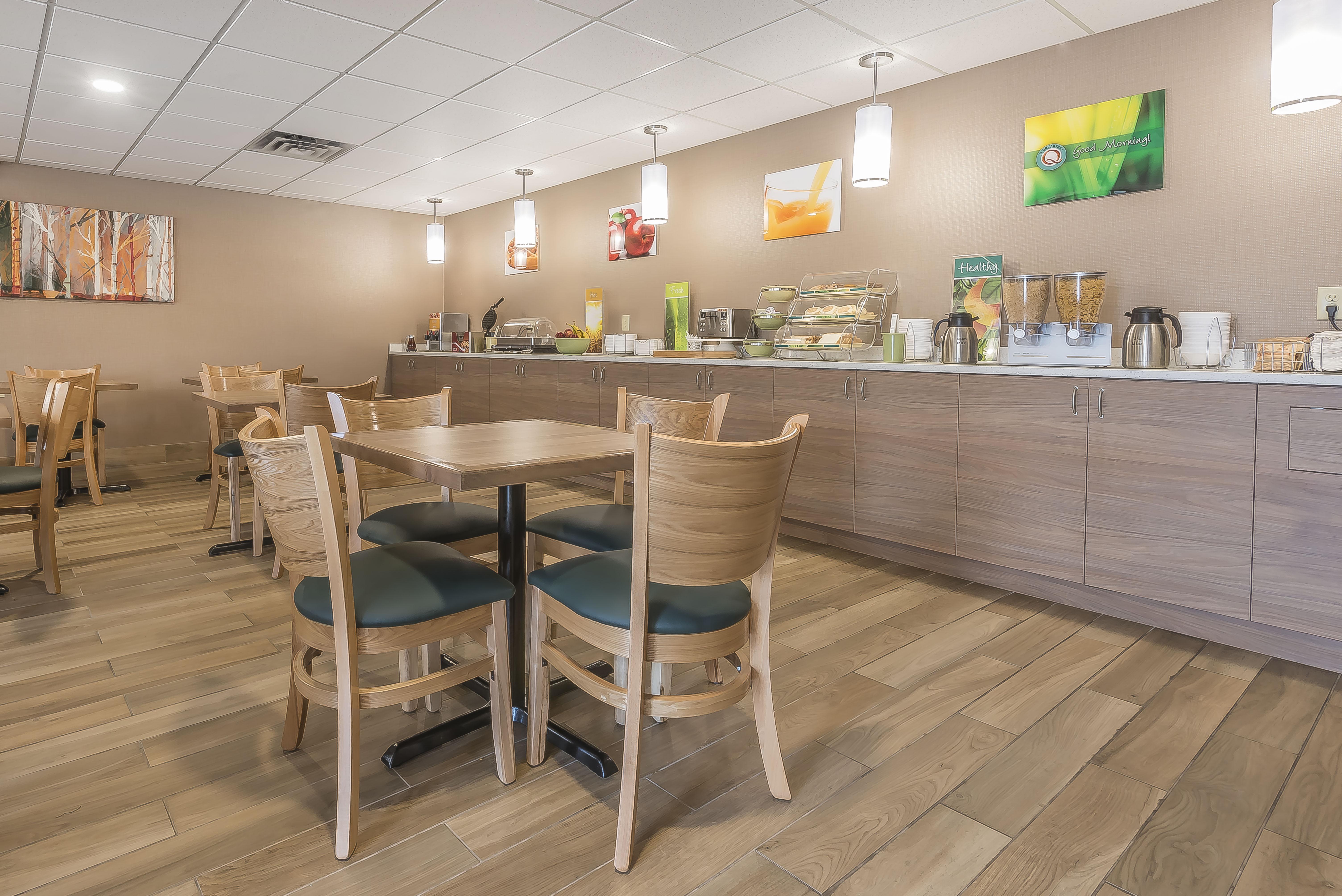 Quality Inn & Suites Downtown Windsor Exteriör bild